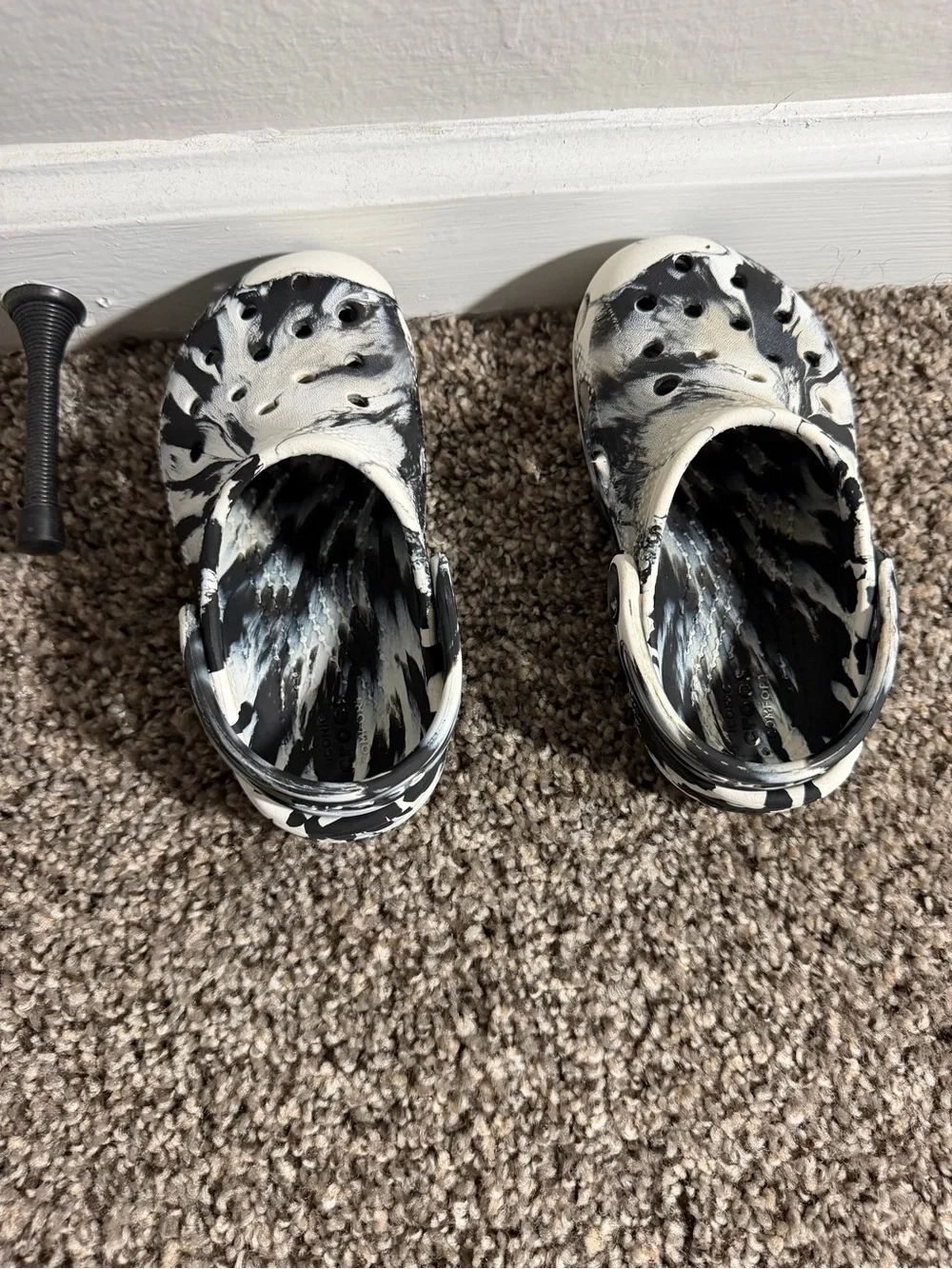 CROCS Kids Marble-Print Clogs in Black & White
